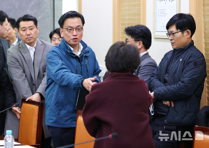 [서울=뉴시스] 최진석 기자 = 최상목 대통령 권한대행 부총리 겸 기획재정부 장관이 6일 서울 서초구 하나로마트 양재점에서 열린 민생경제점검회의에 입장하며 참석자와 인사하고 있다. 2025.02.06. myjs@newsis.com