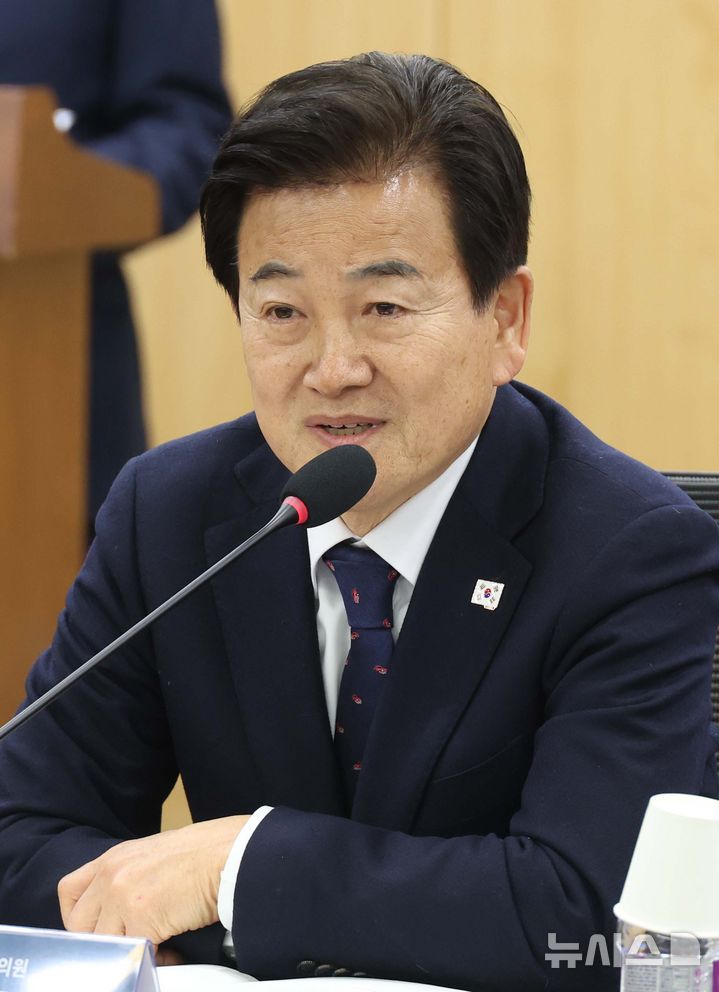 [서울=뉴시스] 조성봉 기자 = 정동영 더불어민주당 의원이 2월 6일 오후 서울 여의도 국회 의원회관 세미나실에서 열린 '국민과 함께 정보통신의 미래로! 민주당 정보통신특위 발대식' 에서 축사를 하고 있다. 2025.06.23. suncho21@newsis.com