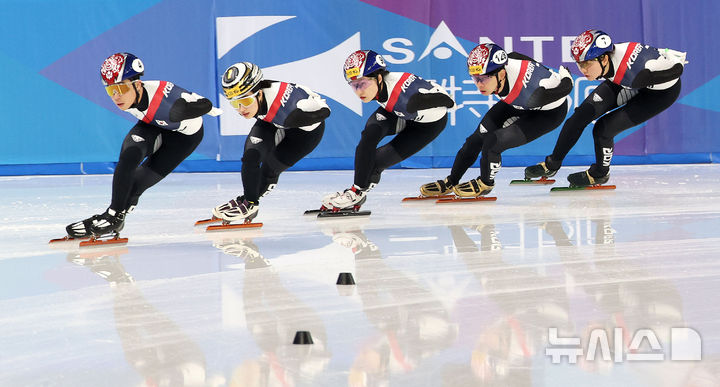 [하얼빈(중국)=뉴시스] 김선웅 기자 = 하얼빈 동계 아시안게임 개막을 하루 앞둔 6일(현지 시간) 중국 하얼빈시 헤이룽장 아이스 트레이닝센터에서 대한민국 쇼트트랙 대표팀 선수들이 훈련에 열중하고 있다. 2025.02.06. mangusta@newsis.com