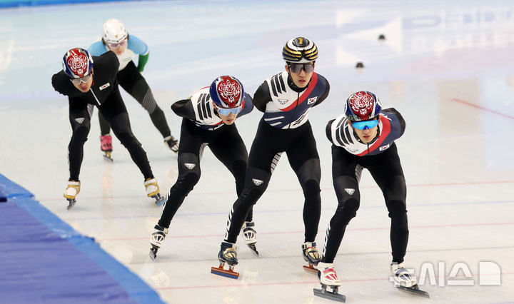 [하얼빈(중국)=뉴시스] 김선웅 기자 = 하얼빈 동계 아시안게임 개막을 하루 앞둔 6일(현지 시간) 중국 하얼빈시 헤이룽장 아이스 트레이닝센터에서 대한민국 쇼트트랙 대표팀 선수들이 훈련에 열중하고 있다. 2025.02.06. mangusta@newsis.com