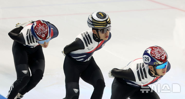 [하얼빈(중국)=뉴시스] 김선웅 기자 = 하얼빈 동계 아시안게임 개막을 하루 앞둔 6일(현지 시간) 중국 하얼빈시 헤이룽장 아이스 트레이닝센터에서 대한민국 쇼트트랙 대표팀 선수들이 훈련에 열중하고 있다. 2025.02.06. mangusta@newsis.com