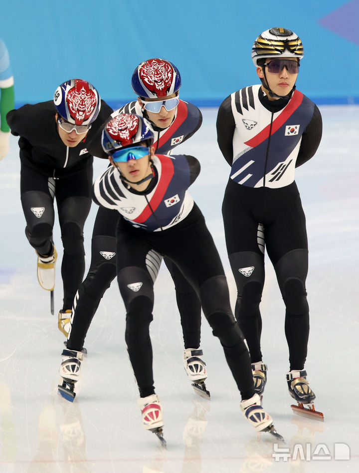 [하얼빈(중국)=뉴시스] 김선웅 기자 = 하얼빈 동계 아시안게임 개막을 하루 앞둔 6일(현지 시간) 중국 하얼빈시 헤이룽장 아이스 트레이닝센터에서 대한민국 쇼트트랙 대표팀 선수들이 훈련에 열중하고 있다. 2025.02.06. mangusta@newsis.com