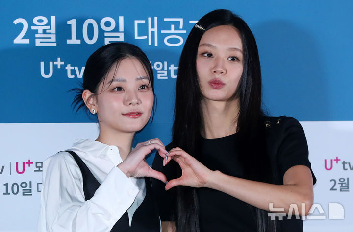 [서울=뉴시스] 김혜진 기자 = 배우 정수빈(왼쪽), 이혜리가 6일 오후 서울 CGV 용산아이파크몰에서 열린 STUDIO X+U 드라마 '선의의 경쟁' 기자간담회에서 포즈를 취하고 있다. 2025.02.06. jini@newsis.com