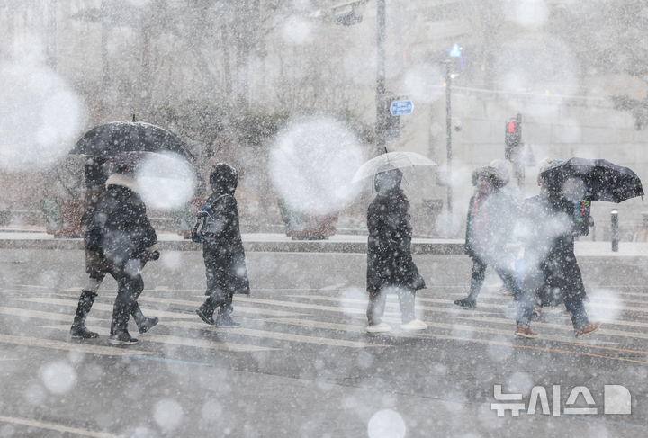 [서울=뉴시스] 김명년 기자 = 서울지역에 대설주의보가 내려진 6일 오후 서울 중구 퇴계로2가 교차로 인근에서 시민들이 발걸음을 재촉하고 있다. 2025.02.06. kmn@newsis.com