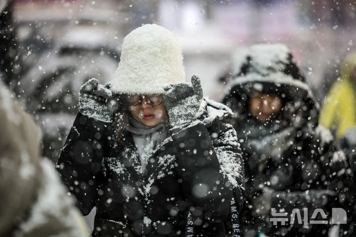 [서울=뉴시스] 정병혁 기자 = 6일 서울 중구 명동에 많은 눈이 내리고 있다. 2025.02.06. jhope@newsis.com
