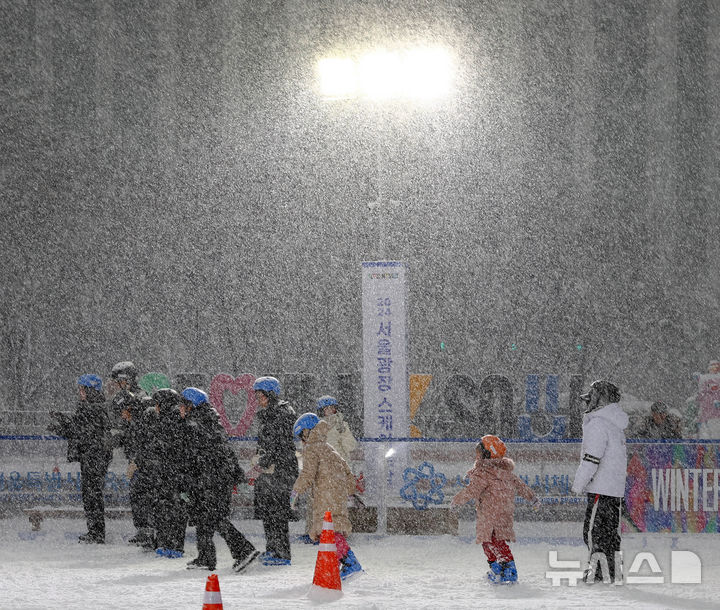 [서울=뉴시스] 박주성 기자 = 서울에 대설주의보가 발령된 6일 오후 서울 중구 서울광장 스케이트장에 시민들이 눈을 맞으며 스케이트를 타고 있다. 2025.02.06. park7691@newsis.com