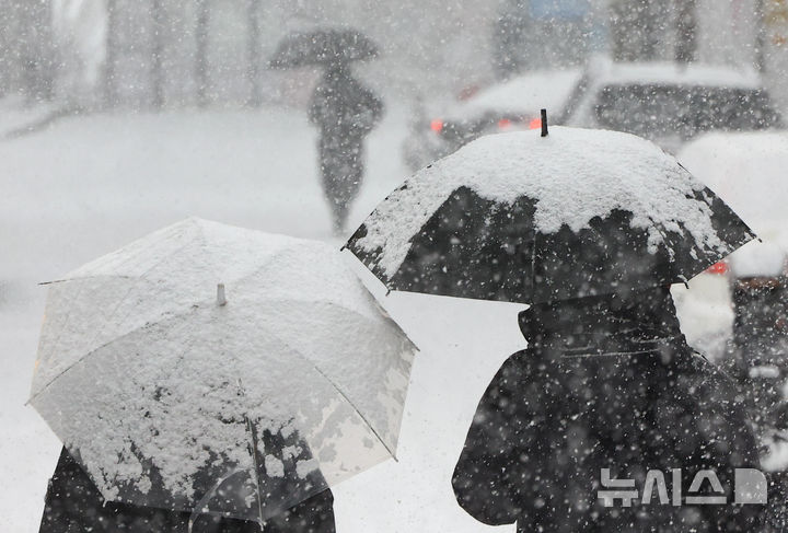 [서울=뉴시스] 황준선 기자 = 서울 전역에 대설주의보가 발령된 6일 서울 중구 거리에서 시민들이 눈을 맞으며 이동하고 있다. 2025.02.06. hwang@newsis.com