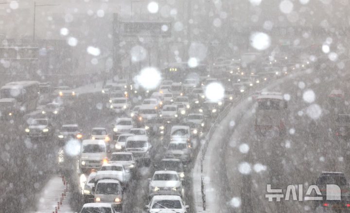 [서울=뉴시스] 김금보 기자 = 서울 전역에 대설 주의보가 내려진 6일 오후 서울 용산구 한남대로에 함박눈이 내리고 있다. 2025.02.06. kgb@newsis.com