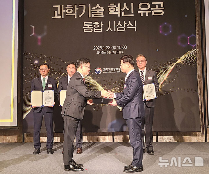 김준원 한전KDN 전력ICT기술원 부장(오른쪽)이 과학기술 혁신 공로를 인정받아 과학기술정보통신부장관 표창을 받고 있다. (사진=한전KDN 제공) photo@newsis.com *재판매 및 DB 금지