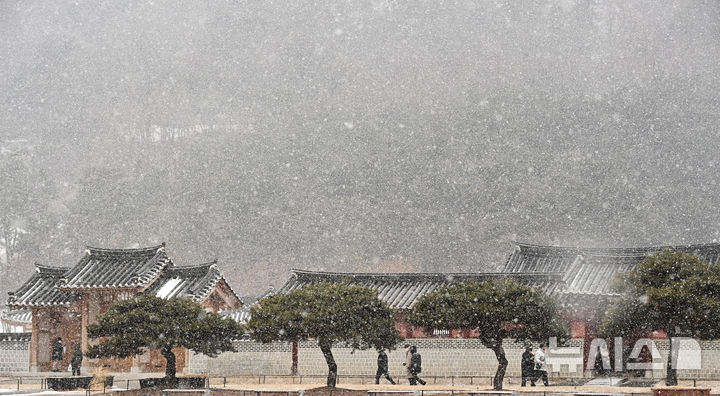 [수원=뉴시스] 김종택 기자 = 수도권 지역에 대설주의보가 발효된 6일 경기도 수원시 팔달구 화성행궁에서 시민들이 펑펑 내리는 눈을 맞으며 걷고 있다. 2025.02.06. jtk@newsis.com