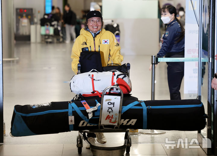 [인천공항=뉴시스] 홍효식 기자 = 지난달 17일 '남극대륙 단독 스키 횡단'에 성공한 김영미 대장이 6일 오후 인천국제공항을 통해 귀국하고 있다. 2025.02.06. yesphoto@newsis.com