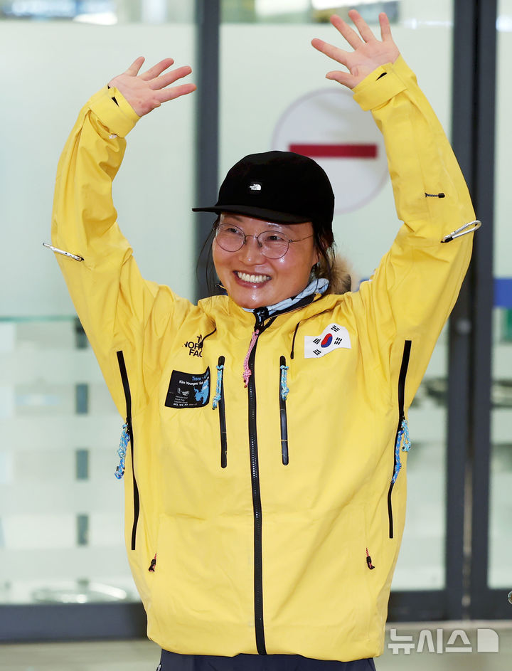 [인천공항=뉴시스] 홍효식 기자 = 지난달 17일 '남극대륙 단독 스키 횡단'에 성공한 김영미 대장(노스페이스 애슬리트팀)이 6일 오후 인천국제공항을 통해 귀국해 손을 흔들고 있다. 2025.02.06. yesphoto@newsis.com