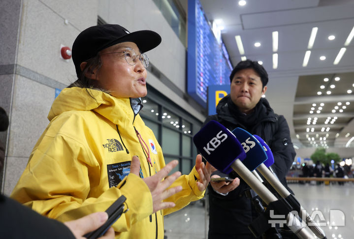 [인천공항=뉴시스] 홍효식 기자 = 지난달 17일 '남극대륙 단독 스키 횡단'에 성공한 김영미 대장이 6일 오후 인천국제공항을 통해 귀국해 인터뷰하고 있다. 2025.02.06. yesphoto@newsis.com
