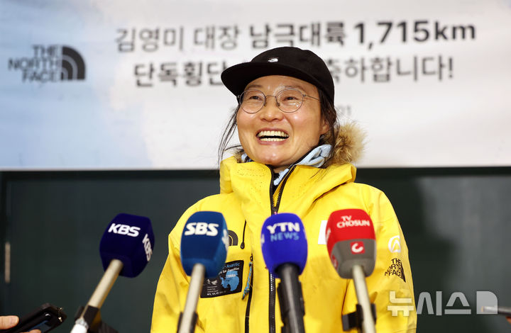 [인천공항=뉴시스] 홍효식 기자 = 지난달 17일 '남극대륙 단독 스키 횡단'에 성공한 김영미 대장이 6일 오후 인천국제공항을 통해 귀국해 인터뷰하며 활짝 웃고 있다. 2025.02.06. yesphoto@newsis.com