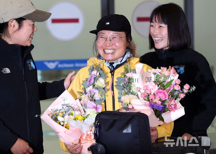 [인천공항=뉴시스] 홍효식 기자 = 지난달 17일 '남극대륙 단독 스키 횡단'에 성공한 김영미(가운데) 대장이 6일 오후 인천국제공항을 통해 귀국해 스탭들에게 꽃다발을 받으며 환하게 웃고 있다. 2025.02.06. yesphoto@newsis.com