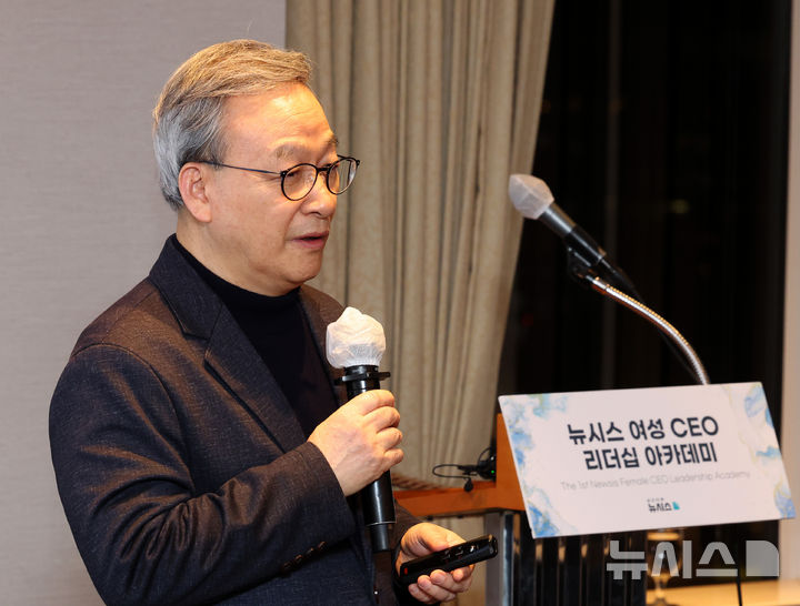 [서울=뉴시스] 이영환 기자 = 6일 오후 서울 중구 롯데호텔서울에서 열린 2025 제1기 뉴시스 여성 CEO 리더십 아카데미 2회차 수업에서 초청강사인 정호승 시인이 '내 인생의 가장 소중한 가치는 무엇인가?'를 주제로 강연을 하고 있다. 2025.02.06. 20hwan@newsis.com