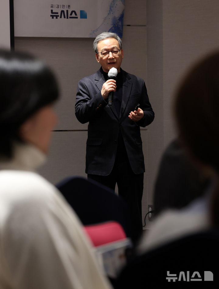 [서울=뉴시스] 이영환 기자 = 6일 오후 서울 중구 롯데호텔서울에서 열린 2025 제1기 뉴시스 여성 CEO 리더십 아카데미 2회차 수업에서 초청강사인 정호승 시인이 '내 인생의 가장 소중한 가치는 무엇인가?'를 주제로 강연을 하고 있다. 2025.02.06. 20hwan@newsis.com
