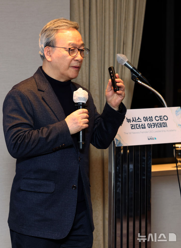 [서울=뉴시스] 이영환 기자 = 6일 오후 서울 중구 롯데호텔서울에서 열린 2025 제1기 뉴시스 여성 CEO 리더십 아카데미 2회차 수업에서 초청강사인 정호승 시인이 '내 인생의 가장 소중한 가치는 무엇인가?'를 주제로 강연을 하고 있다. 2025.02.06. 20hwan@newsis.com