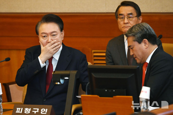 [서울=뉴시스] 사진공동취재단 = 윤석열 대통령이 지난 6일 서울 종로구 헌법재판소 대심판정에서 열린 탄핵 심판 6차 변론에 출석해 변호인과 대화하고 있다. 2025.02.09. photo@newsis.com