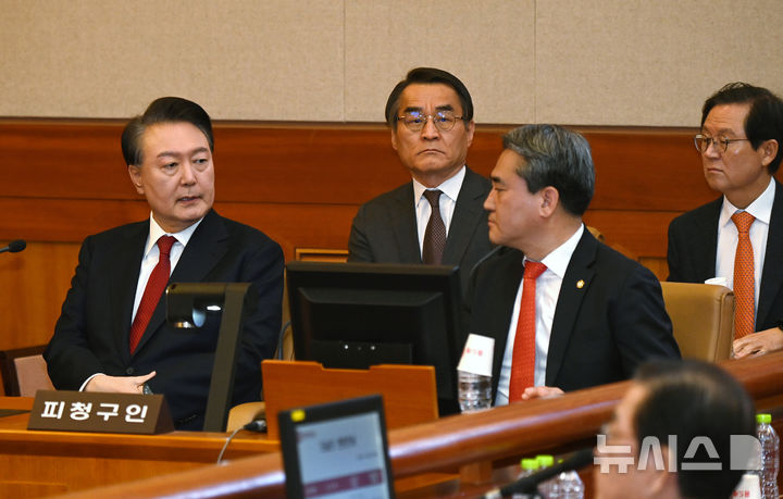 [서울=뉴시스] 사진공동취재단 = 윤석열 대통령이 6일 서울 종로구 헌법재판소 대심판정에서 열린 탄핵 심판 6차 변론에 출석해 변호인단과 대화하고 있다. 2025.02.06. photo@newsis.com