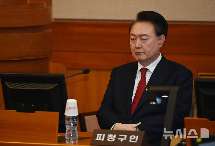[서울=뉴시스] 사진공동취재단 = 윤석열 대통령이 6일 서울 종로구 헌법재판소 대심판정에서 열린 탄핵 심판 6차 변론에 출석해 생각에 잠겨 있다. 2025.02.06. photo@newsis.com