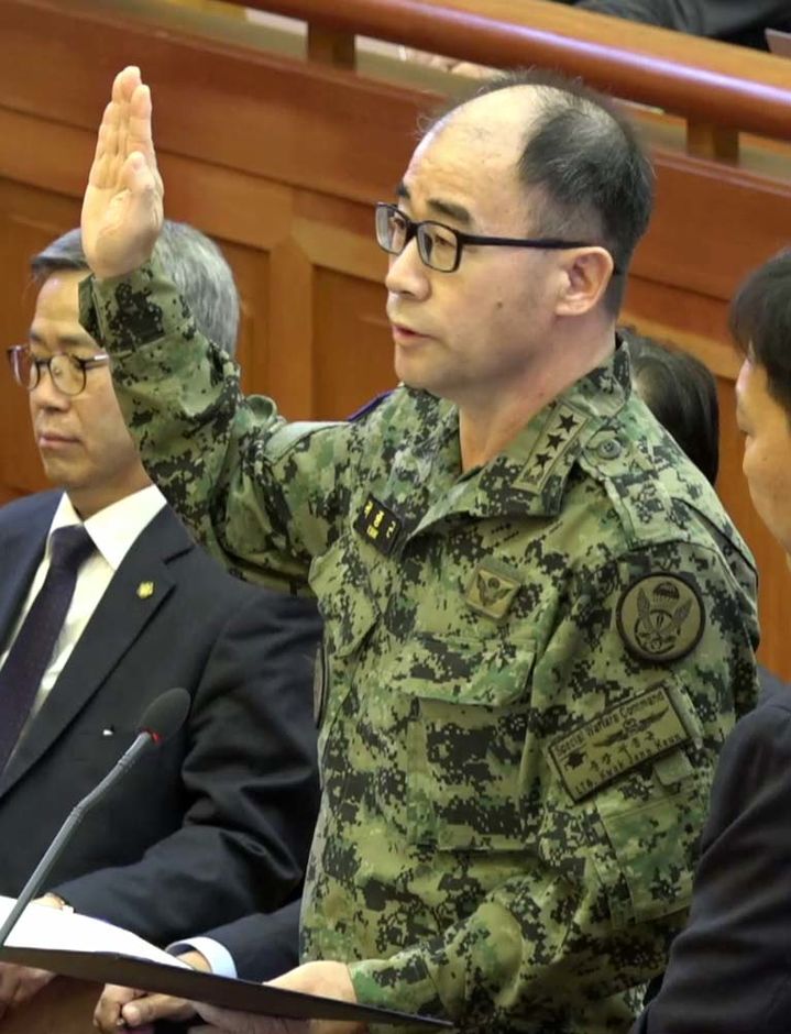 [서울=뉴시스] 곽종근 전 특수전사령관이 6일 서울 종로구 헌법재판소에서 열린 윤석열 대통령 탄핵심판 6차 변론기일에서 증인 선서를 하고 있다. (사진=헌법재판소 제공) 2025.02.06. photo@newsis.com *재판매 및 DB 금지