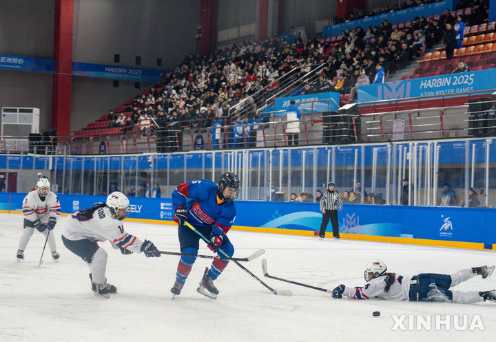 [하얼빈=신화/뉴시스] 강나라(가운데)이 6일(현지 시간) 중국 헤이룽장성 하얼빈의 하얼빈대학 학생빙상장에서 열린 2025 하얼빈 동계아시안게임 여자 아이스하키 B조 조별 예선 2차전 태국과 경기에서 퍽을 놓고 경쟁하고 있다. 한국이 11-0으로 완승하고 2승을 기록했다. 2025.02.07.