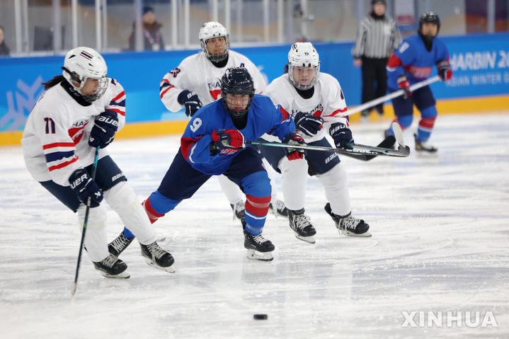 [하얼빈=신화/뉴시스] 박종아(가운데)가 6일(현지 시간) 중국 헤이룽장성 하얼빈의 하얼빈대학 학생빙상장에서 열린 2025 하얼빈 동계아시안게임 여자 아이스하키 B조 조별 예선 2차전 태국과 경기에서 퍽을 놓고 경쟁하고 있다. 한국이 11-0으로 완승하고 2승을 기록했다. 2025.02.07.
