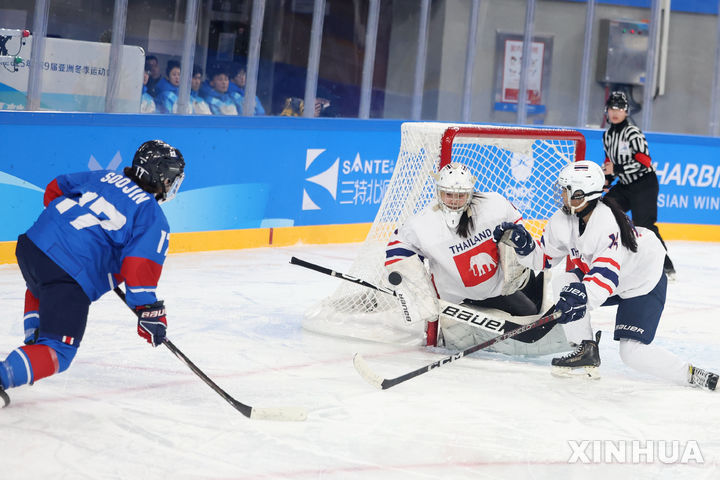 [하얼빈=신화/뉴시스] 한수진(왼쪽)이 6일(현지 시간) 중국 헤이룽장성 하얼빈의 하얼빈대학 학생빙상장에서 열린 2025 하얼빈 동계아시안게임 여자 아이스하키 B조 조별 예선 2차전 태국과 경기에서 슛을 시도하고 있다. 한국이 11-0으로 완승하고 2승을 기록했다. 2025.02.07.