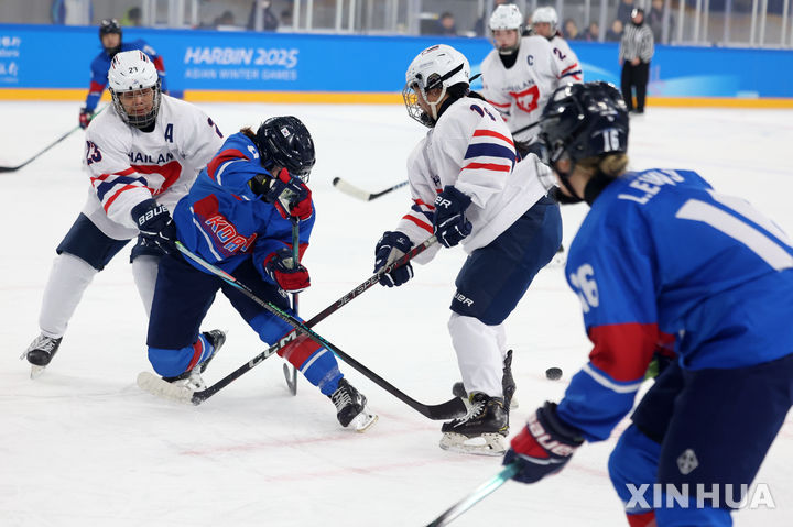 [하얼빈=신화/뉴시스] 박종아가 6일(현지 시간) 중국 헤이룽장성 하얼빈의 하얼빈대학 학생빙상장에서 열린 2025 하얼빈 동계아시안게임 여자 아이스하키 B조 조별 예선 2차전 태국과 경기에서 퍽을 놓고 경쟁하고 있다. 한국이 11-0으로 완승하고 2승을 기록했다. 2025.02.07.