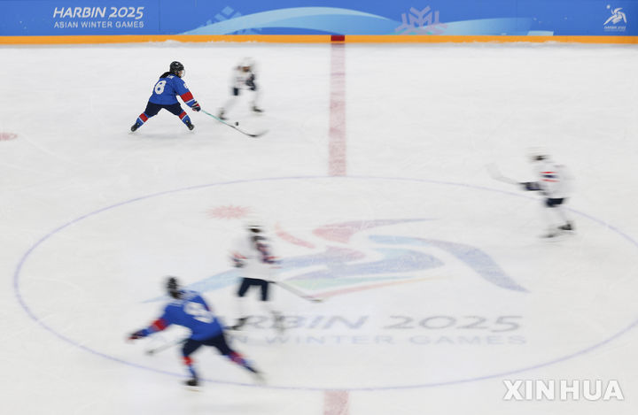 [하얼빈=신화/뉴시스] 김세린이 6일(현지 시간) 중국 헤이룽장성 하얼빈의 하얼빈대학 학생빙상장에서 열린 2025 하얼빈 동계아시안게임 여자 아이스하키 B조 조별 예선 2차전 태국과 경기에서 퍽을 놓고 경쟁하고 있다. 한국이 11-0으로 완승하고 2승을 기록했다. 2025.02.07.