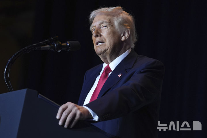 [워싱턴=AP/뉴시스]도널드 트럼프 미국 대통령이 6일(현지 시간) 워싱턴DC에서 개최된 국가조찬기도회에서 연설하고 있다. 2025.02.07.