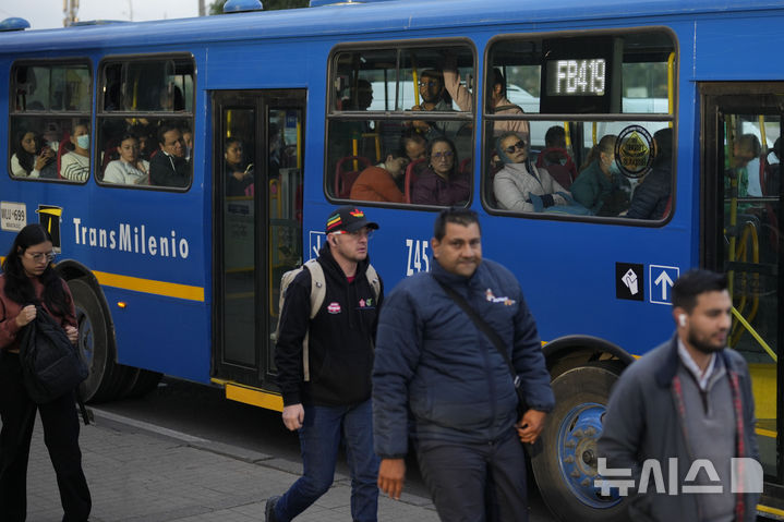[보고타=AP/뉴시스] 6일(현지 시간) 콜롬비아 보고타에서 연례 '차 없는 날'을 맞아 시민들이 버스를 이용해 출근하고 있다. 보고타시는 인구·승용차 증가에 따른 교통 체증과 대기 오염 심화 등의 심각성을 알리기 위해 지난 2000년부터 매년 2월 첫 번째 목요일에 '차 없는 날' 제도를 시행하고 있다. 2025.02.07.