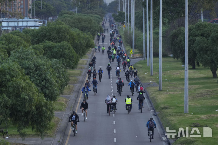 [보고타=AP/뉴시스] 6일(현지 시간) 콜롬비아 보고타에서 연례 '차 없는 날'을 맞아 시민들이 자전거를 타고 있다. 보고타시는 인구·승용차 증가에 따른 교통 체증과 대기 오염 심화 등의 심각성을 알리기 위해 지난 2000년부터 매년 2월 첫 번째 목요일에 '차 없는 날' 제도를 시행하고 있다. 2025.02.07.