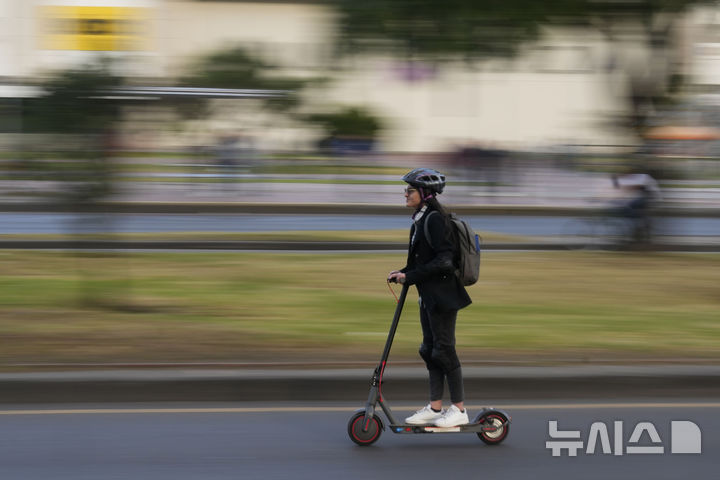 [보고타=AP/뉴시스] 6일(현지 시간) 콜롬비아 보고타에서 연례 '차 없는 날'을 맞아 한 시민이 전동 킥보드를 타고 있다. 보고타시는 인구·승용차 증가에 따른 교통 체증과 대기 오염 심화 등의 심각성을 알리기 위해 지난 2000년부터 매년 2월 첫 번째 목요일에 '차 없는 날' 제도를 시행하고 있다. 2025.02.07.