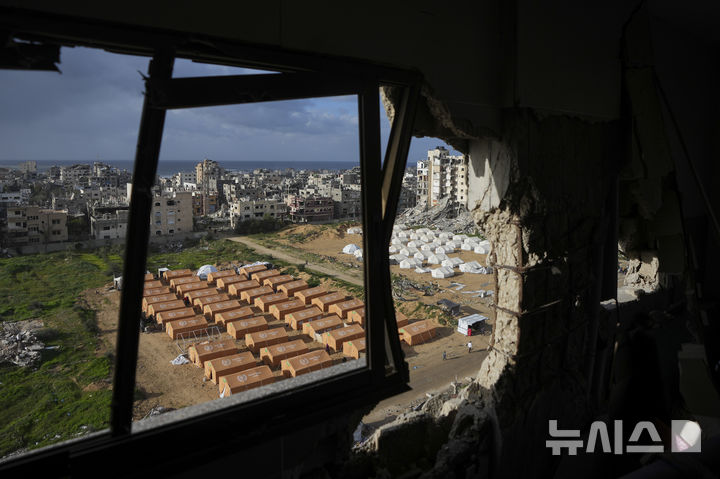 [자발리아=AP/뉴시스] 이스라엘의 공습과 지상 공격으로 파괴된 가자지구 자발리아에 2월 6일 팔레스타인 주민들을 위한 천막촌이 마련돼 있는 광경.&nbsp; 트럼프의 가자 점령과 개발안에도 불구, 라말라의 팔 자치정부는 유엔 등 국제기구와의 가자 재건 계획안에 서명했다고&nbsp; 2월 10일 밝혔다. 2025.02.11.