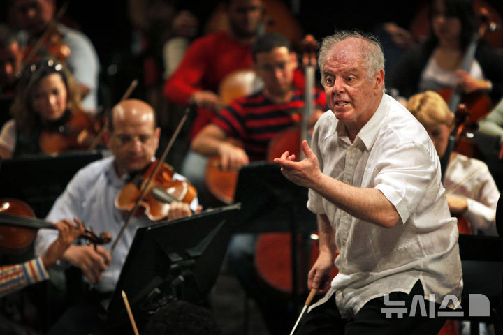 [카이로=AP/뉴시스]다니엘 바렌보임이 2009년 4월 16일(현지 시간) 디집트 카이로의 카이로 오페라 하우스에서 카이로 심포니 오케스트라와 리허설하고 있다. 바렌보임은 6일 파킨스병 투병 사실을 공개했다. 2025.02.07.