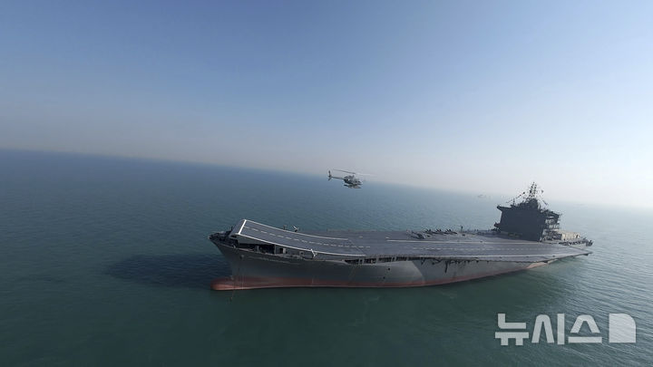 [페르시아만=AP/뉴시스]지난 2월6일 페르시아만에서 이란 최초의 드론 운반 전함 위로 이란 헬리콥터가 날고 있다. 도널드 트럼프 미 대통령은 다음주 사우디아라비아 방문 중 미국은 페르시아만을 아라비아만으로 표기할 것이라는 계획을 발표할 것이라고 익명을 요구한 미국 관리 2명이 6일(현지시각) 밝혔다. 2025.05.07.