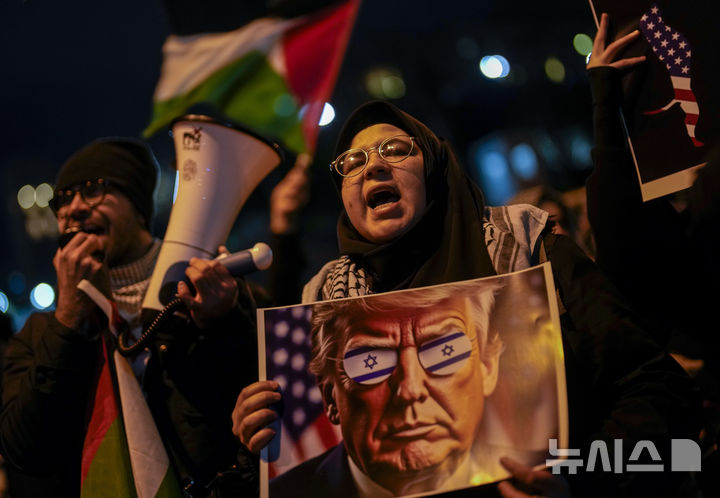 [이스탄불=AP/뉴시스] 6일(현지 시간) 튀르키예 이스탄불의 미국 영사관 앞에서 시위대가 팔레스타인 주민을 가자지구에서 이주시키려는 도널드 트럼프 미국 대통령의 계획에 반대하는 구호를 외치고 있다. 2025.02.07.