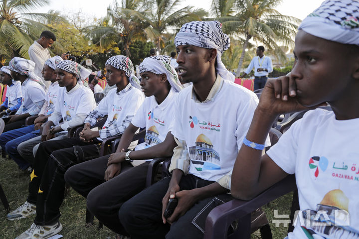 [모가디슈=AP/뉴시스] 지난 해 2월 6일 소말리아 모가디슈 평화정원에 모인 사람들이 팔레스타인 주민을 가자지구에서 이주시키려는 도널드 트럼프 미국 대통령의 계획에 반대 시위를 벌이고 있다. 트럼프는 1월 13일 미국내 소말리아 이민의 특별보호신분(TPS)완전 박탈을 예고했다. 2026. 01.14. 
