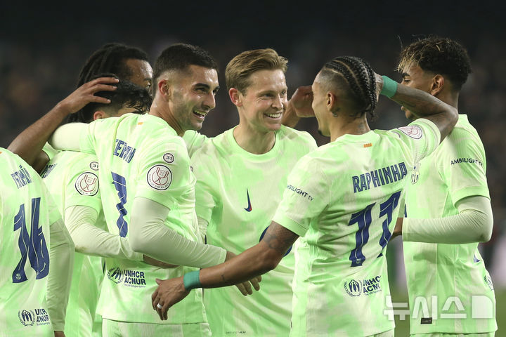 [발렌시아=AP/뉴시스] FC 바르셀로나의 페란 토레스가 지난 6일(현지 시간) 스페인 발렌시아의 에스타디오 데 메스타야에서 열린 2024-25 스페인 코파 델레이(국왕컵) 8강전 발렌시아와의 경기 전반 30분 팀 4번째 득점으로 해트트릭을 완성한 후 동료들과 기쁨을 나누고 있다. 바르셀로나가 5-0 대승을 거두고 4강에 진출했다. 2025.02.07.