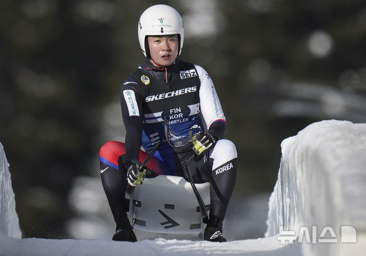 [휘슬러=AP/뉴시스] 한국의 루지 국가대표 정혜선이 6일(현지 시간) 캐나다 브리티시컬럼비아주 휘슬러에서 열린 2024~2025 국제루지연맹(FIL) 루지 세계선수권 혼성 단식 경기에서 핀란드의 발터 빅스트룀과 경기를 치른 뒤 주행을 멈추고 있다. 2025.02.07.