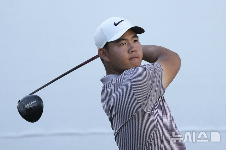 [스코츠데일=AP/뉴시스] 김주형이 지난 6일(현지 시간) 미 애리조나주 스코츠데일의 TPC 스코츠데일에서 열린 미국프로골프(PGA) 투어 웨이스트 매니지먼트(WM) 피닉스 오픈 첫날 17번 홀에서 티샷하고 있다. 김주형은 일부 선수들의 경기가 남은 가운데 4언더파 67타 공동 10위권으로 첫날을 마쳤다. 2025.02.07.