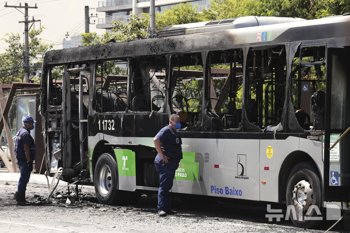 [상파울루=AP/뉴시스] 브라질의 중서부 고속도로에서 8월 8일 밤( 현지시간) 고속버스와 트럭이 충돌, 11명이 죽고 46명이 다쳤다고 고속도로 경찰이 발표했다. 사진은 올해 2월 상파울루에서 경비행기 추락으로 불탄 버스의 사고 현장을 경찰이 조사하는 장면. . 2025.08.10. 