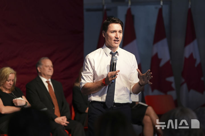 [토론토=AP/뉴시스]쥐스탱 트뤼도 캐나다 총리가 7일(현지시각) 토론토에서 열린 캐나다-미국 경제정상회의에서 연설하고 있다. 2025.2.8.