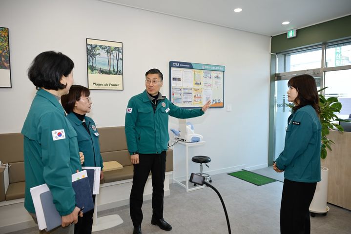 [거제=뉴시스] 신정철 기자= 거제시는 지난' 6일, 기온 급강화로 인한 주민 불편을 해소하기 위해 '이동노동자 쉼터'에 대한 현장점검을 실시했다.사진은 정석원 거제시장 권한대행(사진, 가운데)이 '이동노동자 쉼터'를 현장점검하고 현장 직원들과 대화를 하고 있는 모습.(사진=거제시 제공).2025.02.07. photo@newsis.com *재판매 및 DB 금지