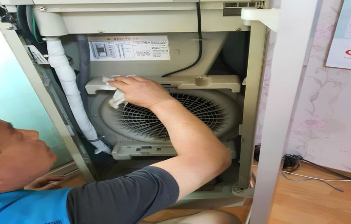 [수원=뉴시스] 에어컨 청소 지원 현장. (사진=경기도 제공) *재판매 및 DB 금지