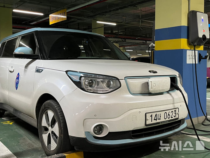 [용인=뉴시스] 용인시 공용차량의 전기 충전 모습. (사진=용인시 제공) 2025.02.07. photo@newsis.com