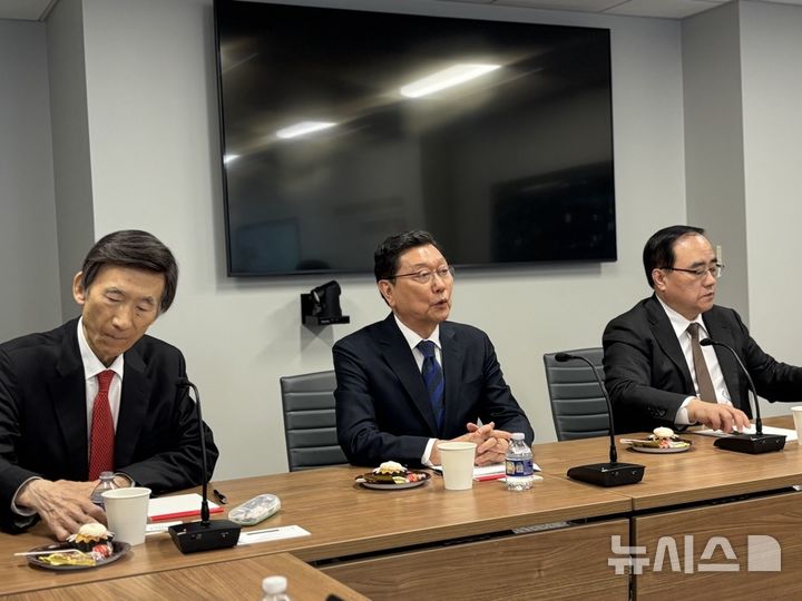 [워싱턴=뉴시스]이윤희 특파원 = 왼쪽부터 윤병세 전 외교부 장관, 정덕구 니어재단 이사장, 김성한 전 국가안보실장이 6일(현지 시간) 미국 워싱턴DC에서 특파원단 간담회를 진행하고 있다. 2025.02.07.