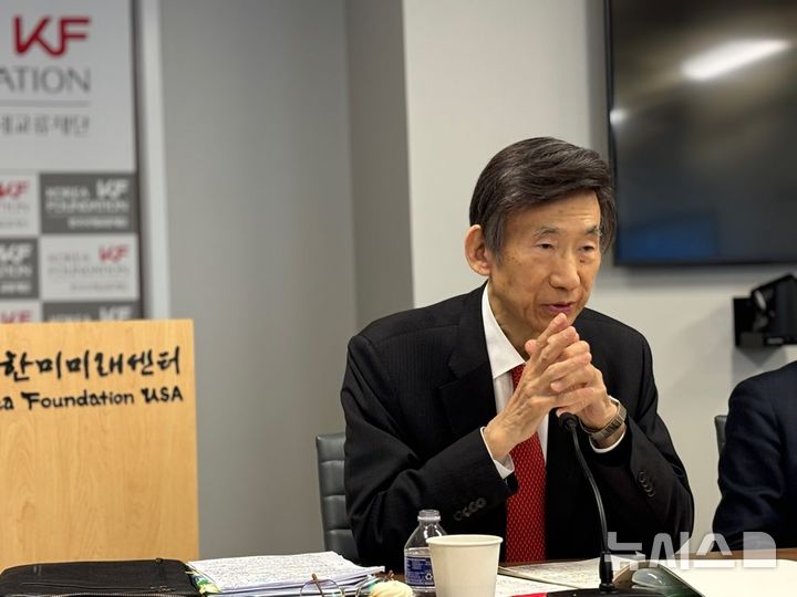 [워싱턴=뉴시스]이윤희 특파원 = 윤병세 전 외교부 장관이 6일(현지 시간) 미국 워싱턴DC에서 특파원단 간담회를 열고 발언하고 있다. 2025.02.07. 